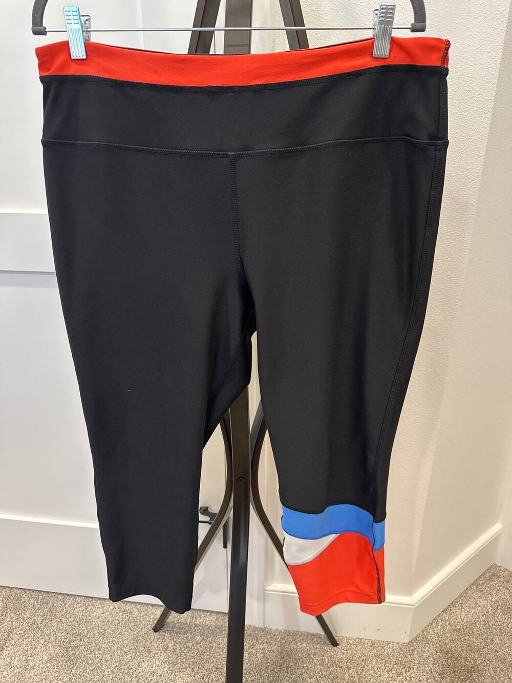 Plus Womans XXLarge (20) Activewear Avia Leggings Black with Stripes on Leg